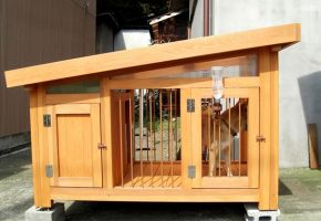 コンパクトなサイズの柵付き犬小屋